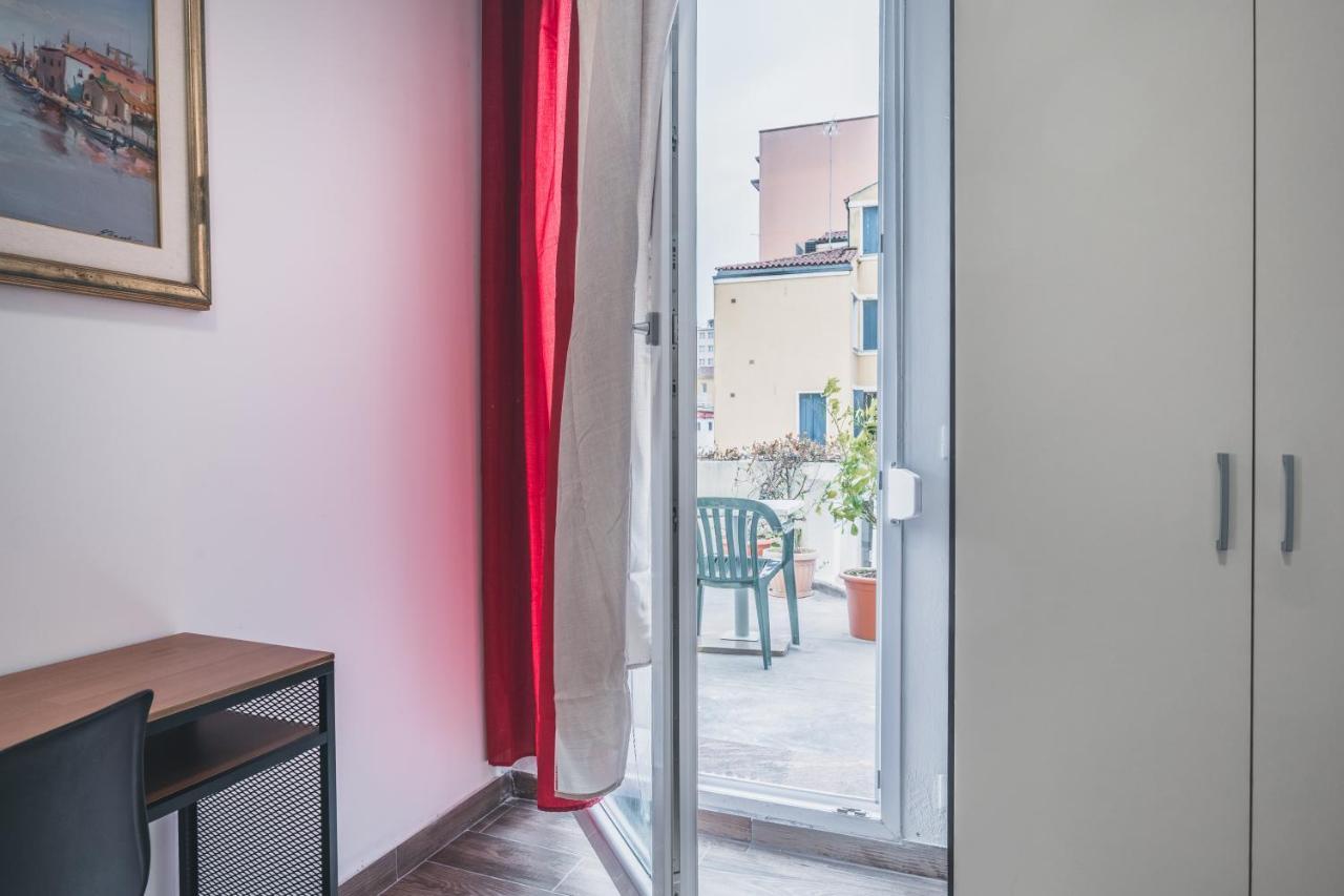 Bulldog Station Apartments With Private Wc, Ac, Tv Mestre Exterior foto