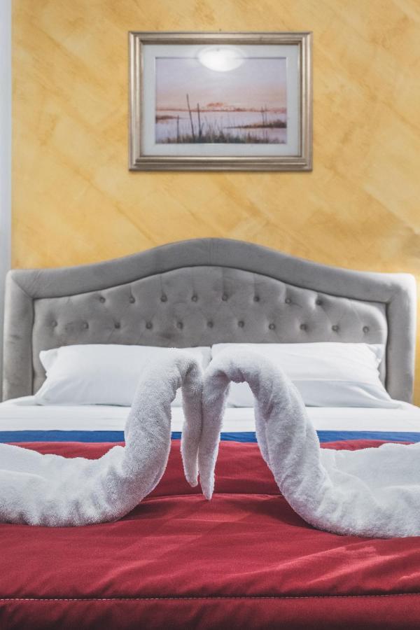 Bulldog Station Apartments With Private Wc, Ac, Tv Mestre Exterior foto